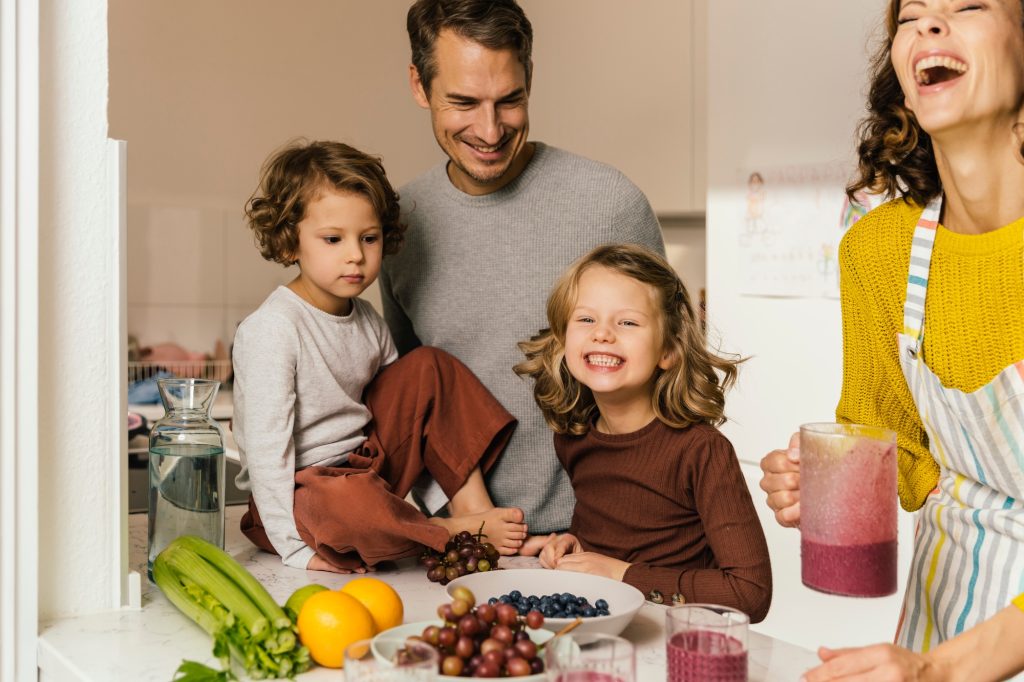 Familie kocht in neuer DAN Küche aus dem Bezirk Gleisdorf